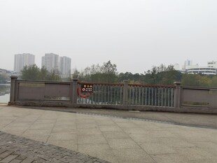 户外空旷场地与围栏景观