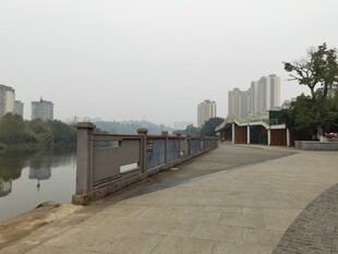 城市河畔步道风景
