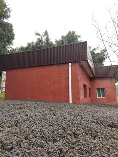 红砖小屋旁的碎石景观