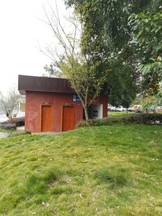 草地上的红色小屋