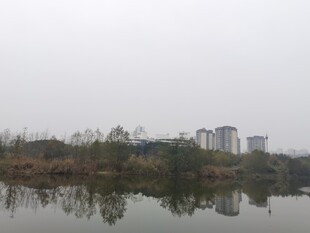 湖畔城市景观倒影