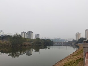 河畔城市景观静谧风光