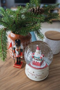 圣诞水晶球与胡桃夹子摆件