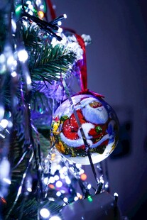 圣诞树上的精美装饰球