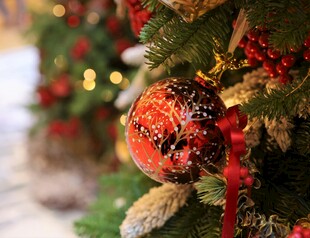 圣诞树上的精美装饰球