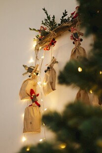 圣诞装饰小鹿与闪烁彩灯