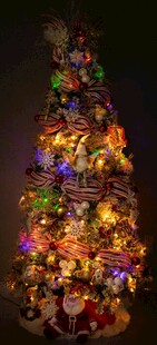 装饰精美的多彩圣诞树