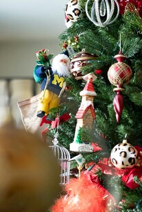 装饰精美的圣诞树小饰品