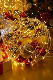 圣诞装饰球点亮节日氛围