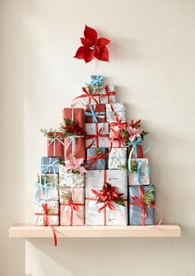 礼物堆叠成的创意圣诞树