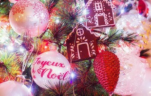 圣诞树上的多彩装饰球