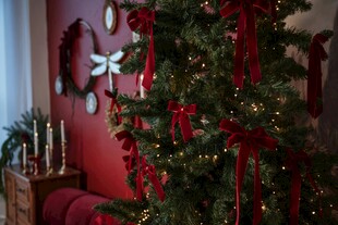 节日装饰的温馨室内场景