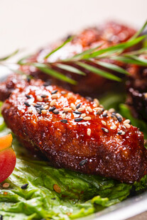 美味烤牛排配蔬菜香草