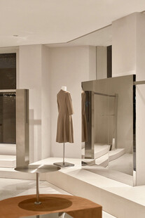 现代简约风服装展示空间