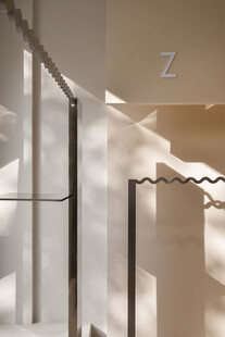 光影下的楼梯扶手线条美