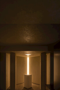 昏暗空间中的神秘光柱