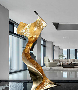 现代奢华大厅中的金色雕塑