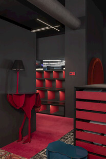 现代工业风红色系室内一角