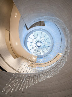 现代奢华旋转楼梯内部景观