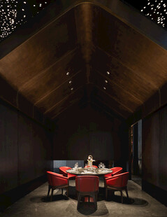 奢华木质餐厅内的用餐场景