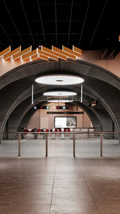 现代拱形建筑内部空间