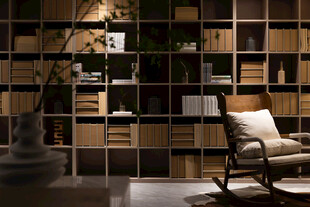 现代书房一角静谧阅读空间