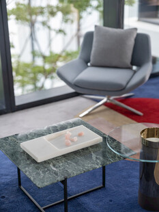 现代简约风客厅茶几与座椅