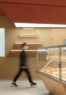 现代建筑内行人匆匆走过