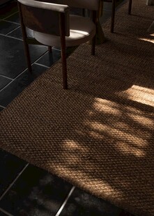 室内木质桌椅与麻质地毯