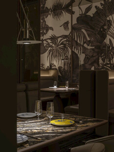 复古风餐厅室内餐桌布置