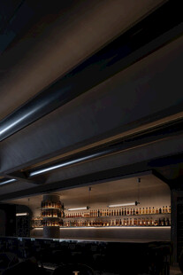 昏暗室内的陈列架场景