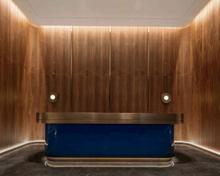 木质墙面的现代蓝色接待台