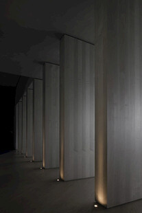 黑暗走廊中的发光立柱