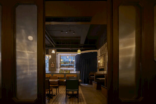 复古风餐厅内部温馨场景