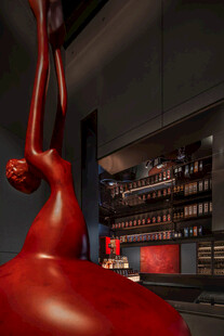 红色雕塑装点的现代室内空间