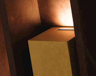 简约台灯照亮角落