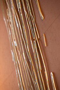 流淌的金色丝状物体