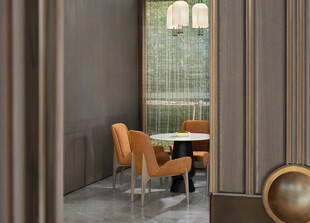 简约室内桌椅与窗边景致