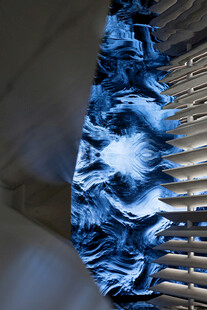 褶皱蓝布与金属物件组合