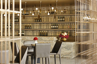 优雅餐厅酒架与餐桌布置