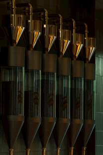 整齐排列的金属锥形物件