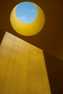 黄色建筑中的圆形天空视野