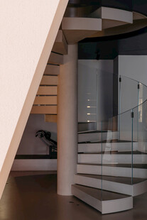 现代简约风格旋转玻璃楼梯