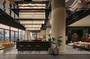 现代大气的多层室内空间