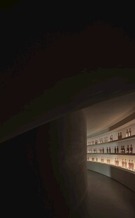 幽暗通道中的书架景象