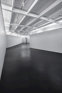 空旷现代艺术展厅空间