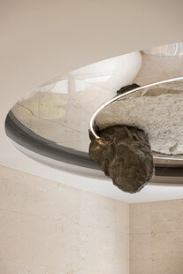 金属硬币置于弧形物体上