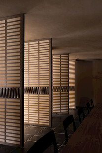 室内百叶窗排列场景