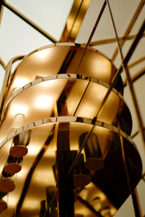 精致金属螺旋灯具特写