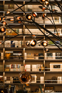 创意书架营造独特阅读氛围